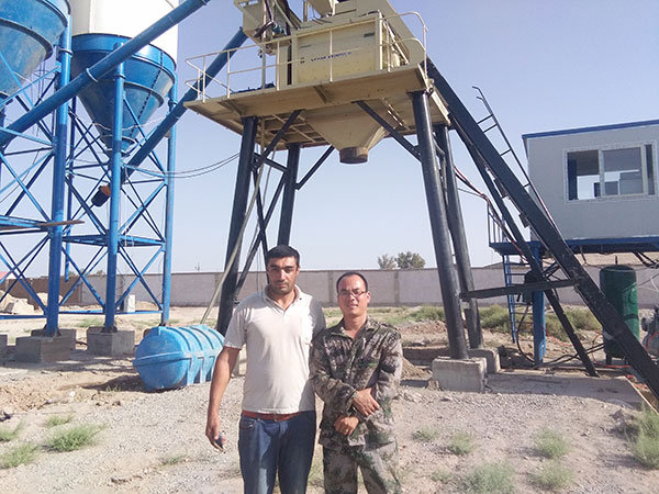 乌兹别克斯坦客户和郑州建新机械技术人员合影