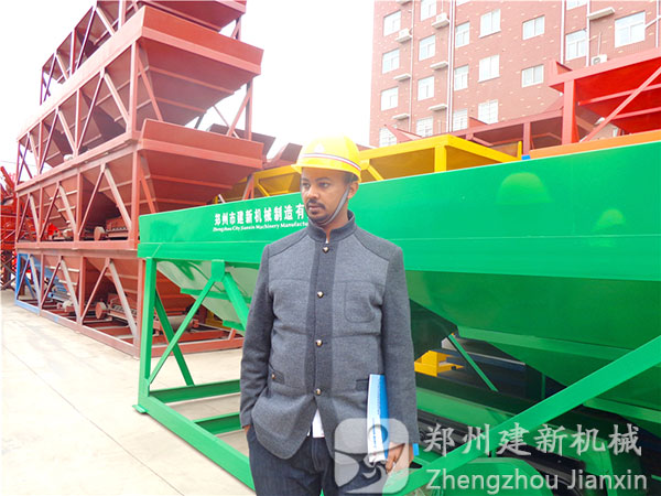 埃塞俄比亚客户来郑州建新机械参观混凝土搅拌站设备