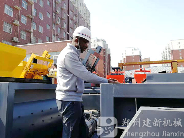 美国客户参观郑州建新机械混凝土搅拌机